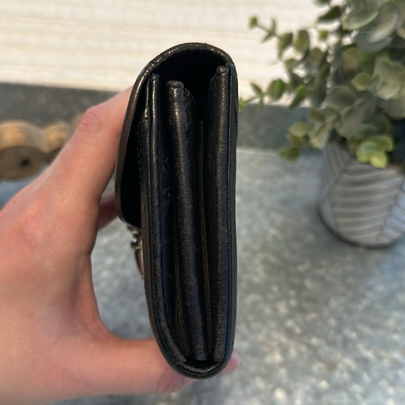 Louis Vuitton Mahina Wallet - Picture 12 of 16